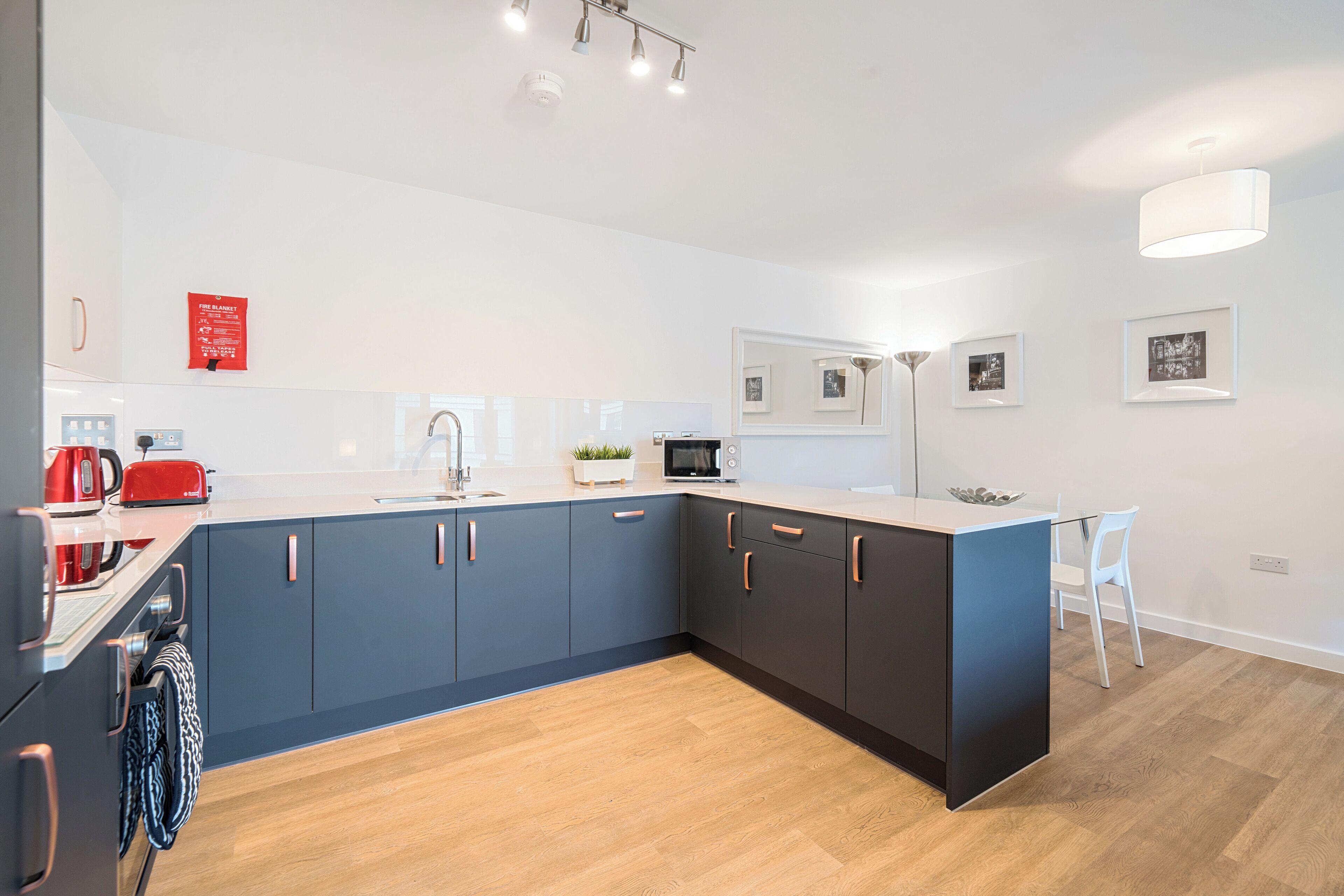 Refrigerador con freezer, microondas, horno, placa de cocina