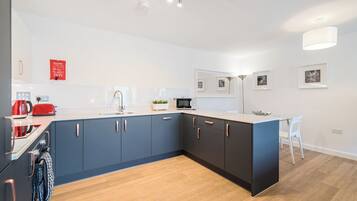 Full-sized fridge, microwave, oven, stovetop