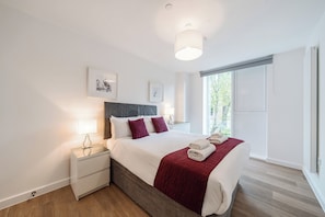 In-room safe, soundproofing, free WiFi, wheelchair access - Roomspace Apartments - Walton Court (Walton-on-Thames)