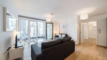 40-inch Smart TV with digital channels, iPod dock, streaming services