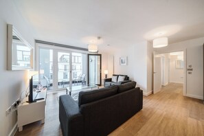 40-inch Smart TV with digital channels, iPod dock, streaming services - Roomspace Apartments - Walton Court (Walton-on-Thames)