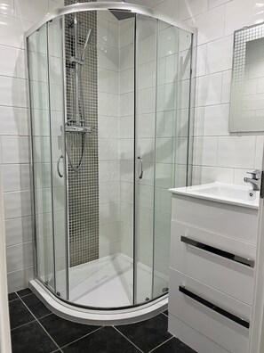 Douche, sèche-cheveux, serviettes fournies, savon