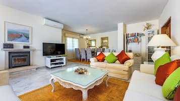 Villa | Zona de estar | Una televisión, una chimenea