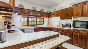 Villa | Cocina privada | Frigorífico, microondas, horno y placa de cocina