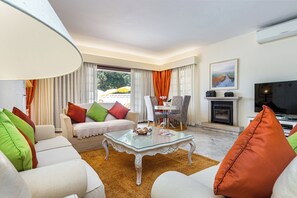 Villa | Zona de estar | Una televisión, una chimenea