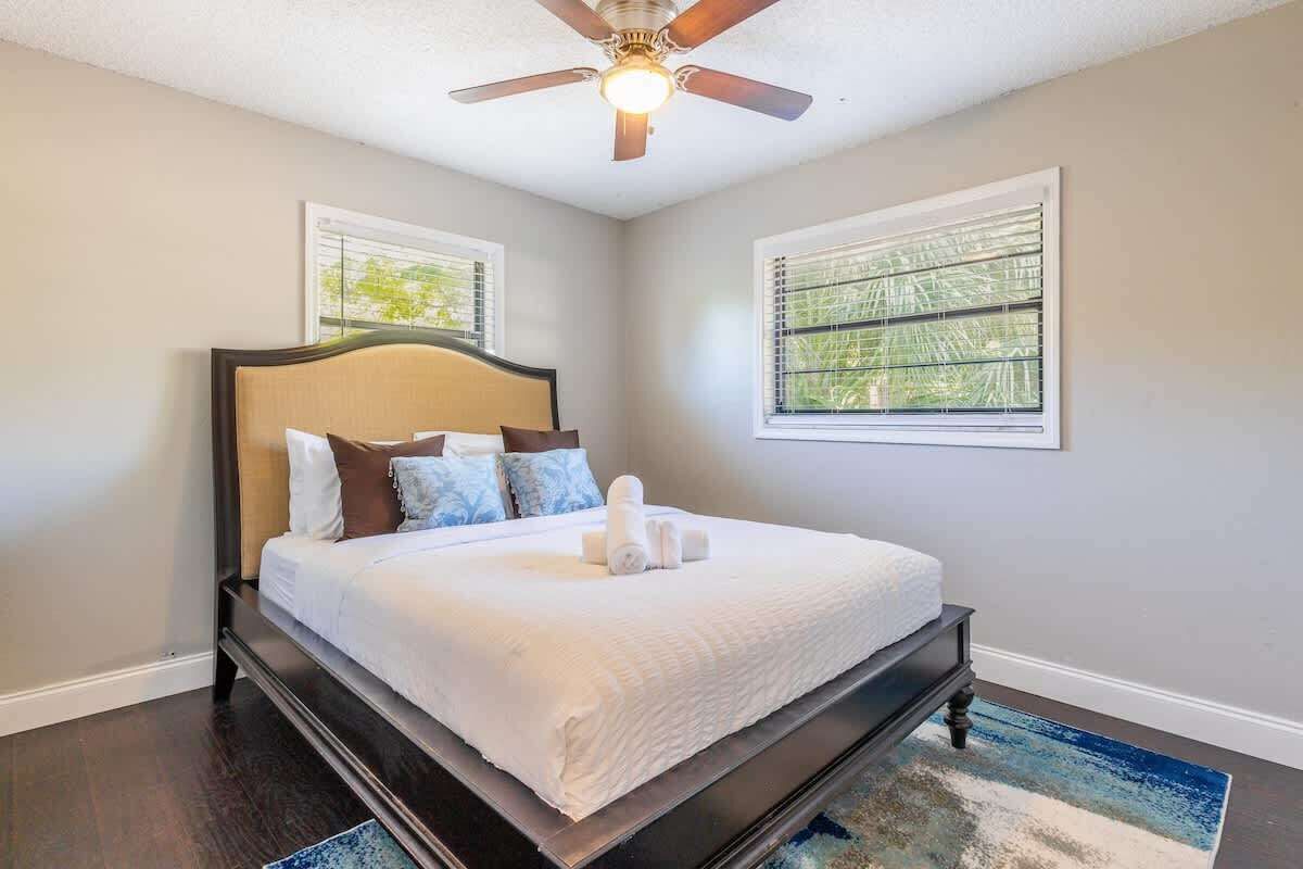 3 habitaciones, tabla de planchar con plancha y cuna de viaje 