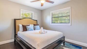 3 habitaciones, tabla de planchar con plancha y cuna de viaje