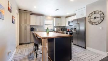 Refrigerador, microondas, horno y parrilla de estufa