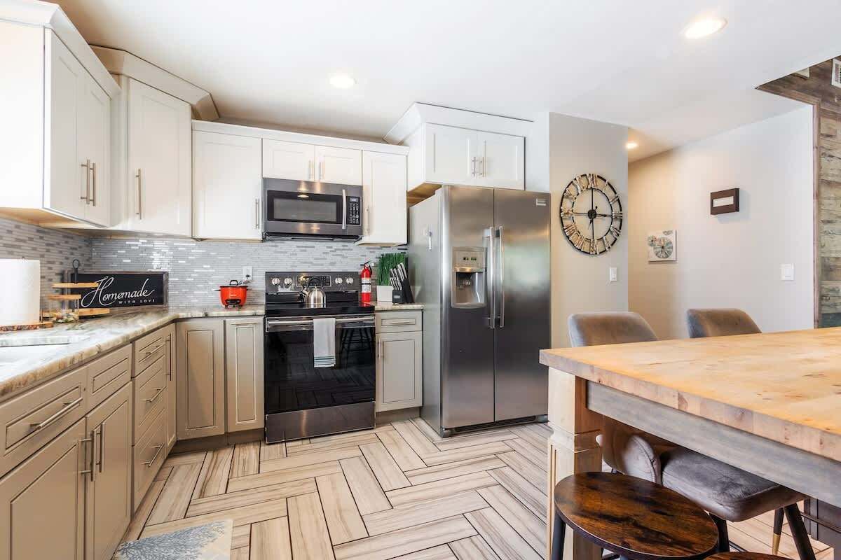 Réfrigérateur, micro-ondes, four, plaque de cuisson