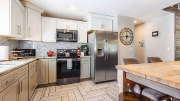 Refrigerador, microondas, horno y parrilla de estufa