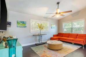 Smart TV - Spacious 3-BR Home with Patio, Firepit & BBQ! (Largo)