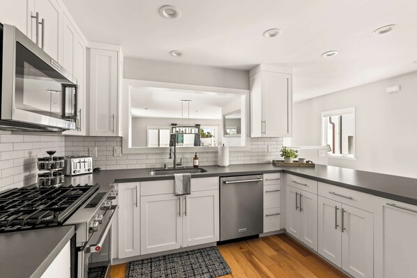 冷蔵庫、電子レンジ、オーブン、コンロ