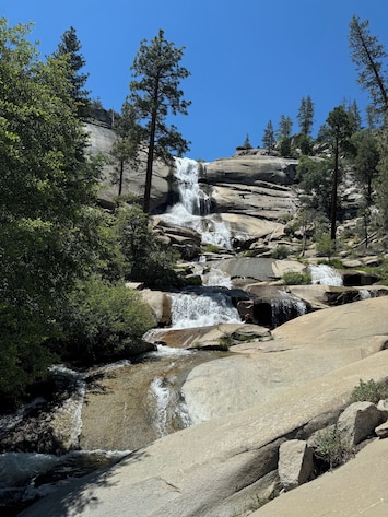 Peppermint Creek Falls, is a stunning natural wonder known for its cascading waters and picturesque surroundings. Accessed via 2 separate private trails - only a 15 min hike to this beautiful oasis!