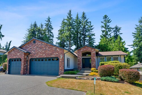 Designer Daylight Basement: Near Edmonds Downtown