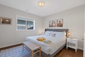 3 bedrooms, desk, iron/ironing board, WiFi - Designer Daylight Basement: Near Edmonds Downtown (Edmonds)