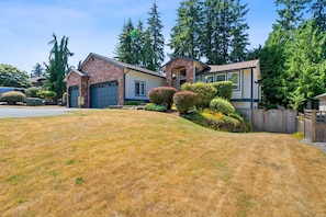 Exterior - Designer Daylight Basement: Near Edmonds Downtown (Edmonds)