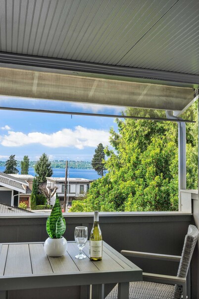Modern 2BR2BA Kirkland Home, Walk to Beach Park