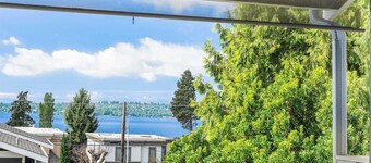 Modern 2BR2BA Kirkland Home, Walk to Beach Park