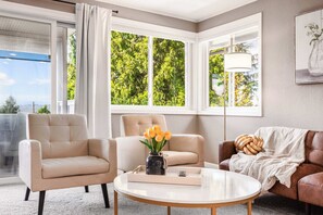 TV, fireplace, offices - Modern 2BR/2BA Kirkland Home, Walk to Beach Park (Kirkland)