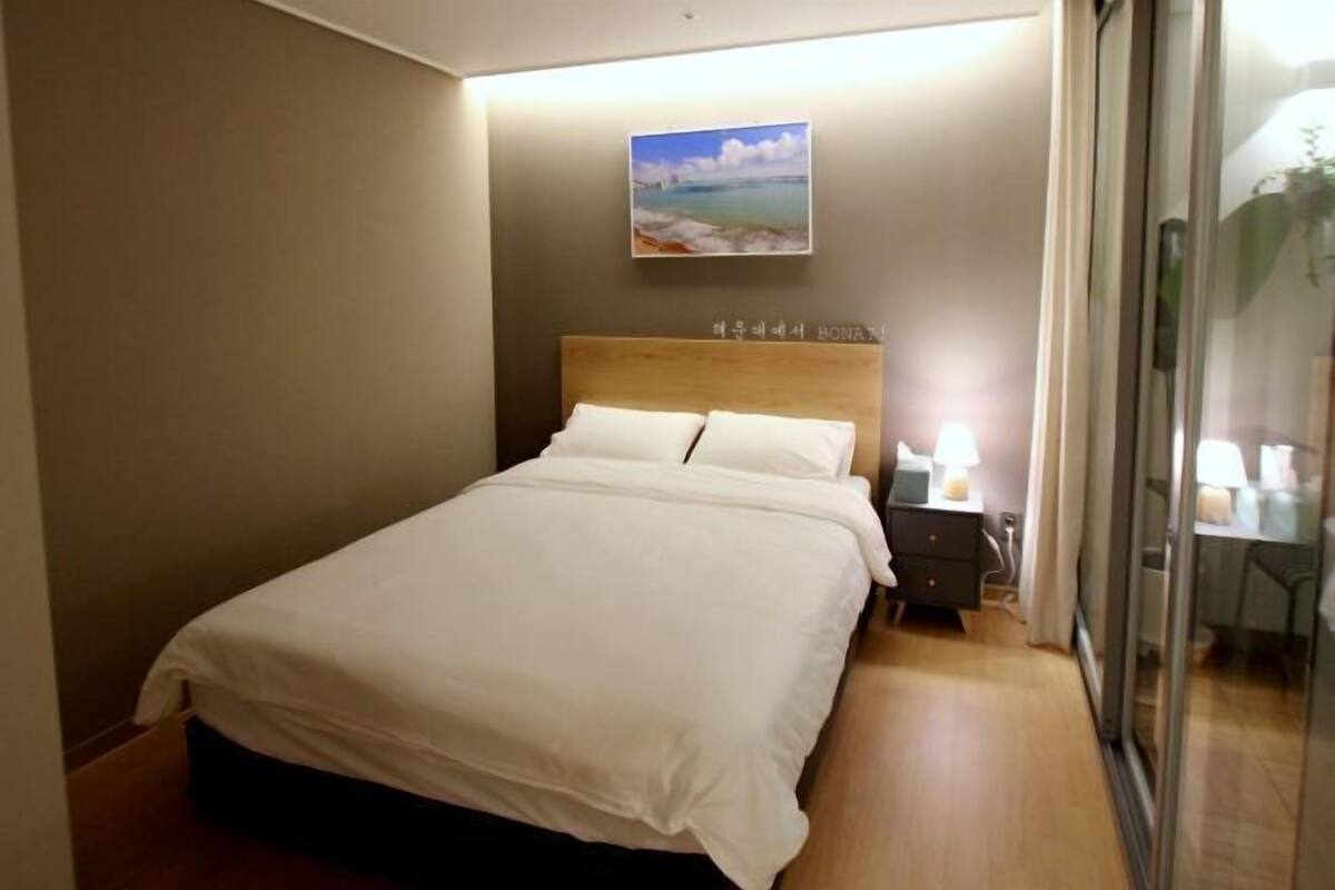 1 bedroom, Egyptian cotton sheets, premium bedding, memory foam beds