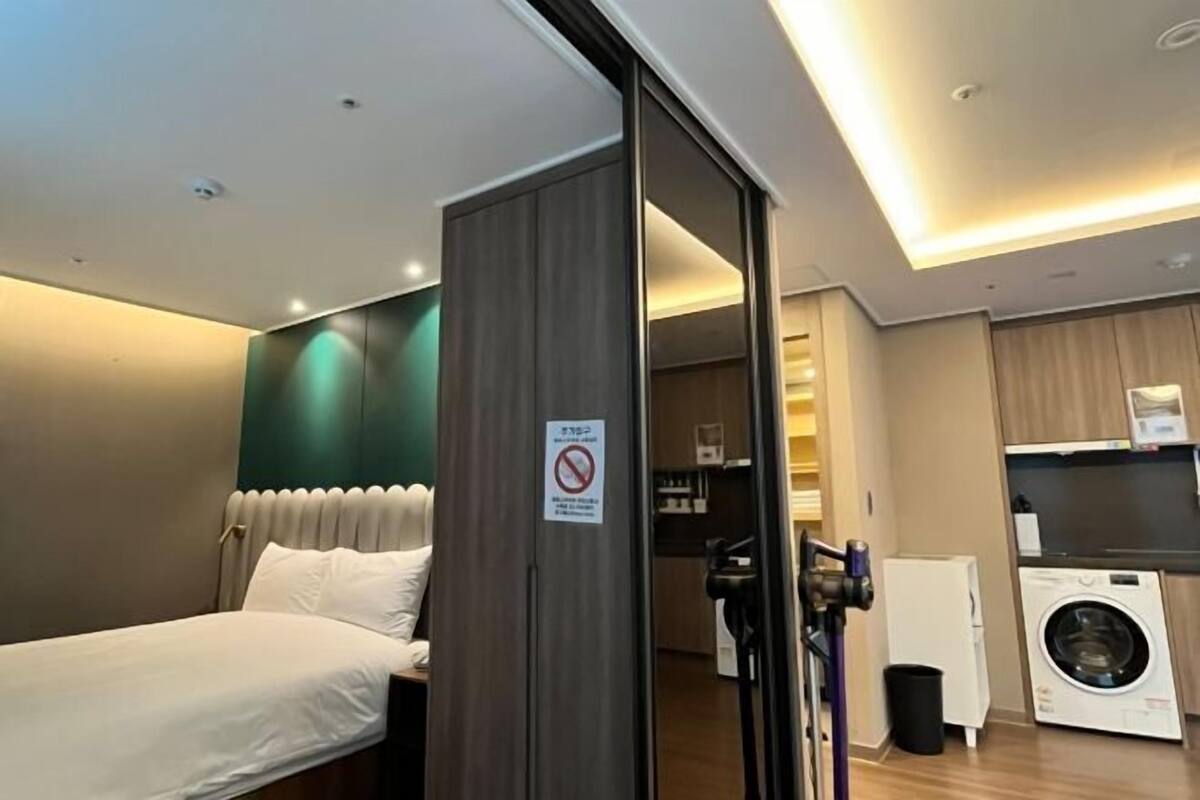 1 bedroom, Egyptian cotton sheets, premium bedding, memory foam beds