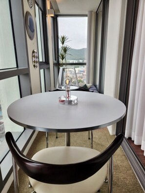 Deluxe Half Ocean View | Área de estar | Smart TV 50 polegadas com canais a cabo, Netflix, pisos aquecidos