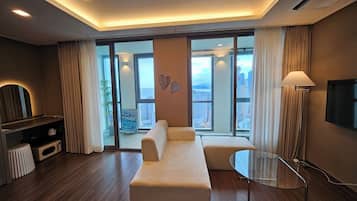 Premier Ocean View | Wohnbereich | 50-Zoll-Smart-TV mit Kabelempfang, Netflix, Fußbodenheizung