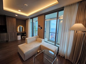 Premier Ocean View | 起居區 | 50-吋智慧型電視、有線頻道、Netflix、地暖系統