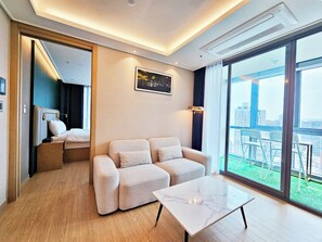 Premier Ocean View | 1 bedroom, Egyptian cotton sheets, premium bedding, memory foam beds - Haeundae Lamer Stay (Busan)