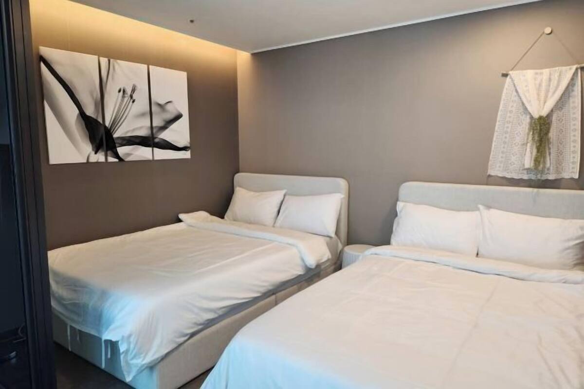 1 bedroom, Egyptian cotton sheets, premium bedding, memory foam beds