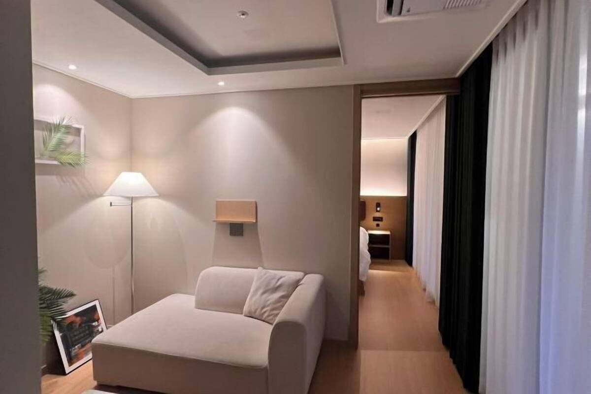 1 bedroom, Egyptian cotton sheets, premium bedding, memory foam beds