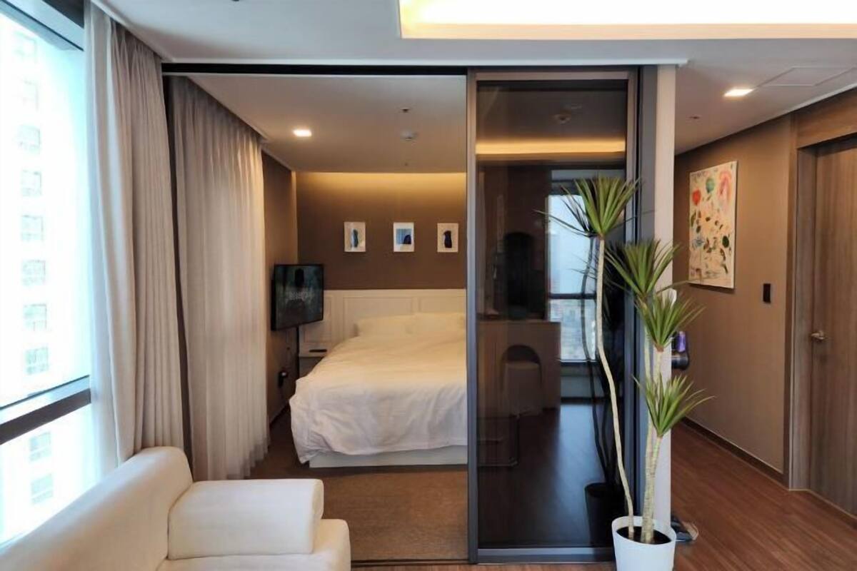 1 bedroom, Egyptian cotton sheets, premium bedding, memory foam beds