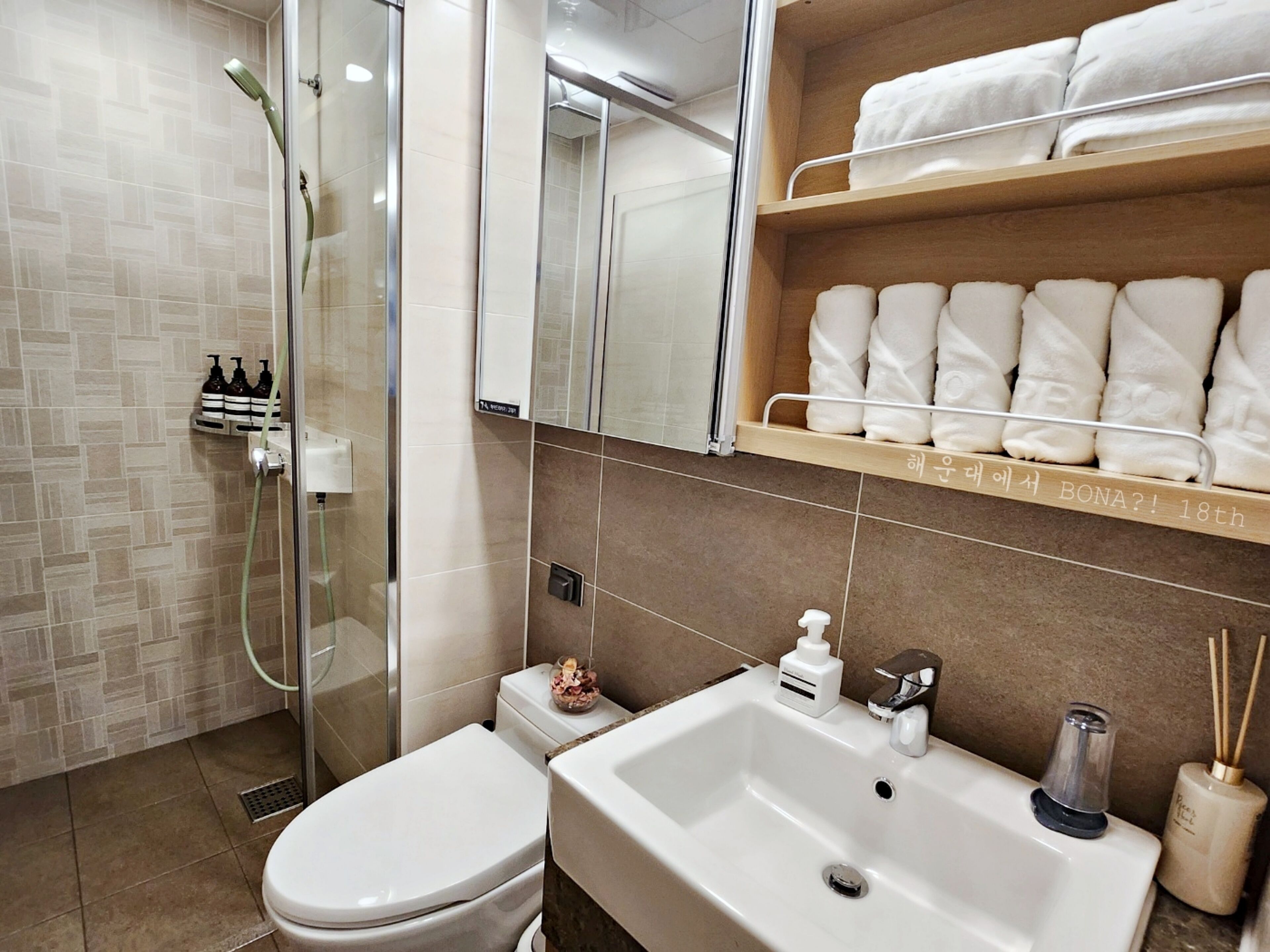 Deluxe City View | Bathroom