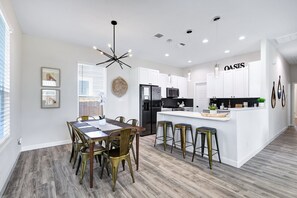 Dining - Oasis - A Birdy Vacation Rental (San Antonio)