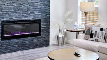 Smart TV, chimenea y oficina