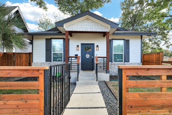 Exterior - Oasis - A Birdy Vacation Rental (San Antonio)