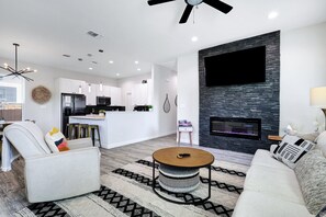 Smart TV, fireplace, offices - Oasis - A Birdy Vacation Rental (San Antonio)