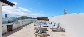 4Level Luxury with Rooftop Oasis with City Skyline views