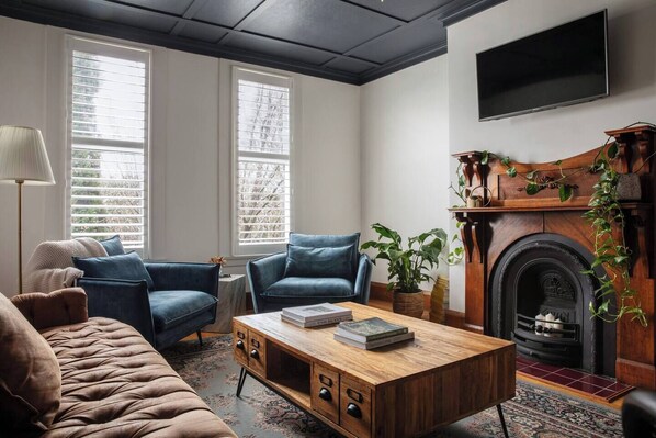 TV, stereo - Cable’s Landing, heritage home near the Gorge (Trevallyn)