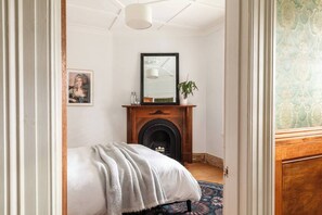 2 bedrooms, iron/ironing board, travel crib, WiFi - Cable’s Landing, heritage home near the Gorge (Trevallyn)