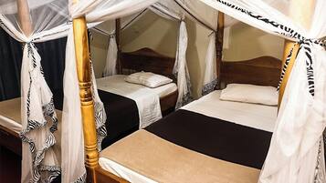 Standardværelse med dobbeltseng eller 2 enkeltsenge - balkon - udsigt til have | Allergivenligt sengetøj, skrivebord, arbejdsområde til bærbare computere