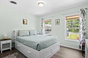 3 bedrooms, iron/ironing board, WiFi, bed sheets - Belle Maison Intermediate Lake Cottage (Bellaire)