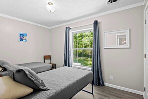 3 habitaciones, tabla de planchar con plancha, wifi y ropa de cama 