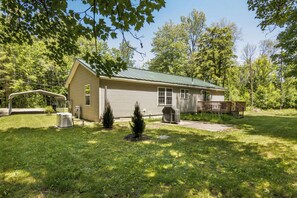 Exterior - Belle Maison Intermediate Lake Cottage (Bellaire)