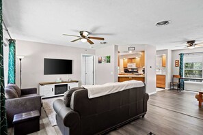 Living area - Belle Maison Intermediate Lake Cottage (Bellaire)