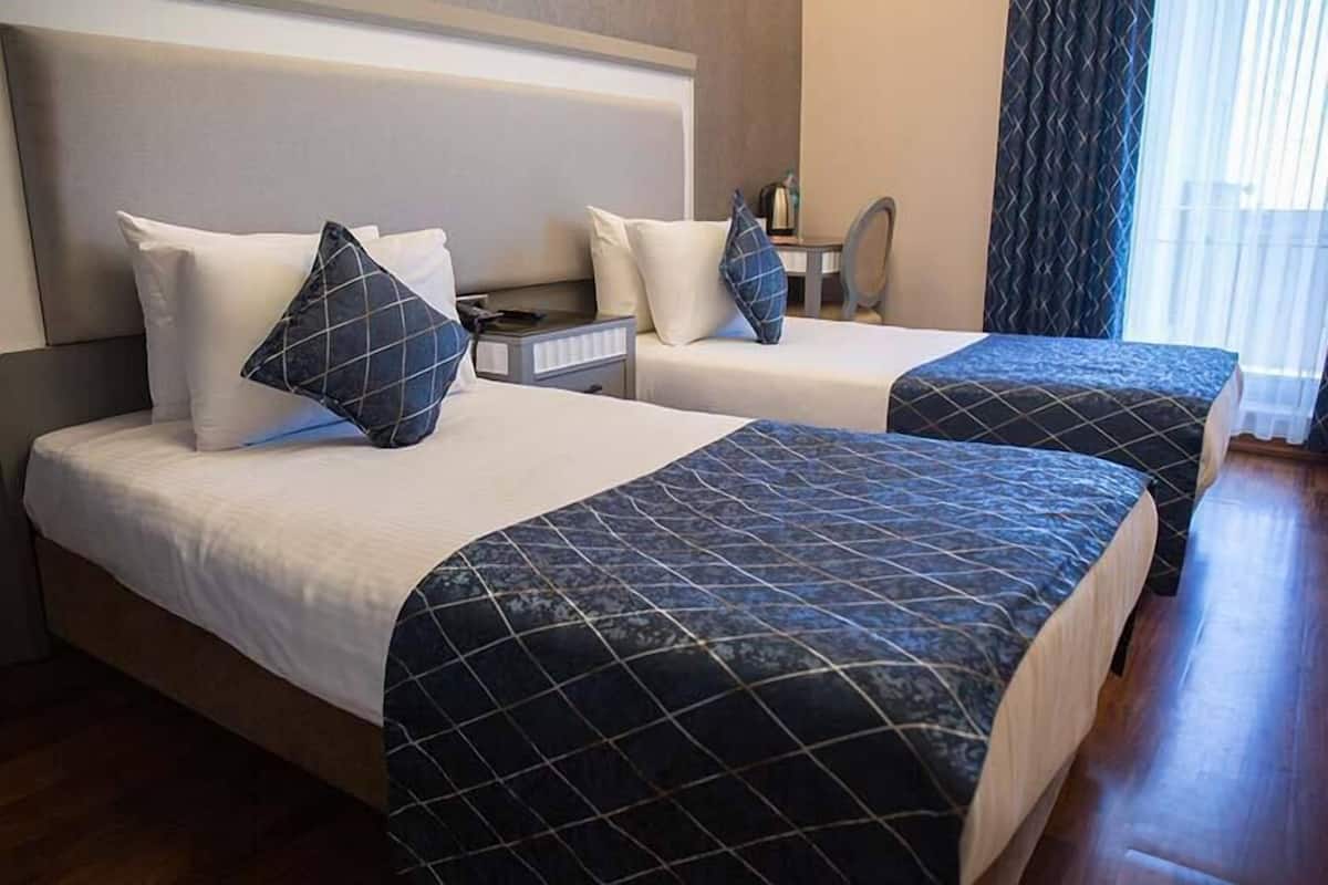 Twin kamer, uitzicht op stad | Een kluis op de kamer, een bureau, geluiddichte muren