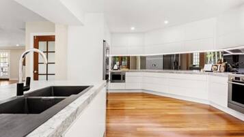 Geladeira, micro-ondas, fogão, cooktop