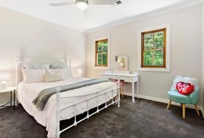 4 Schlafzimmer, Schreibtisch, Bügeleisen/Bügelbrett, Reisekinderbett