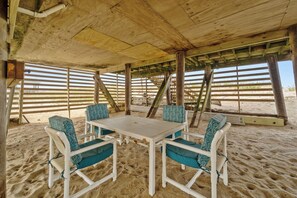 Outdoor dining - Morr To Sea Oceanfront Cottage in KDH (Kill Devil Hills)