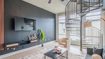 Een televisie en een kantoor